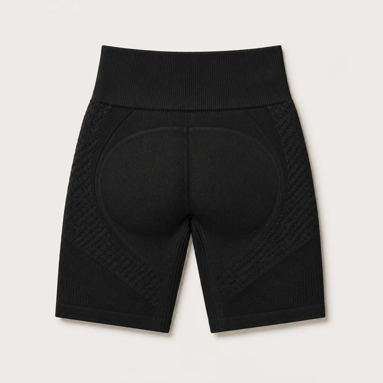 שורט שחור מאחור, פאנלים מסורגים על הישבן